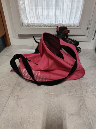 Patines en línea negros y rojos, casco y bolsa 