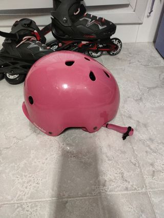 Patines en línea negros y rojos, casco y bolsa 