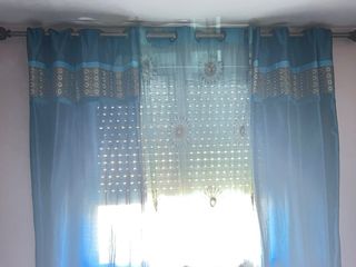 Cortinas azules y marrones con barra