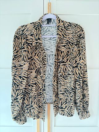 Camisa estampada beige y negra