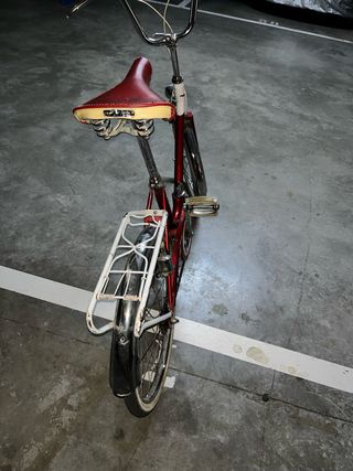 Bicicleta Clásica Roja y Blanca