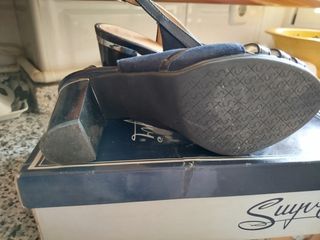 Zapatos de tacón azul marino