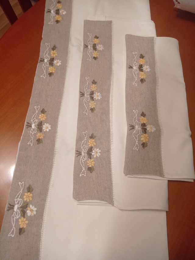 Juego de toallas de hilo bordado beige y blanco