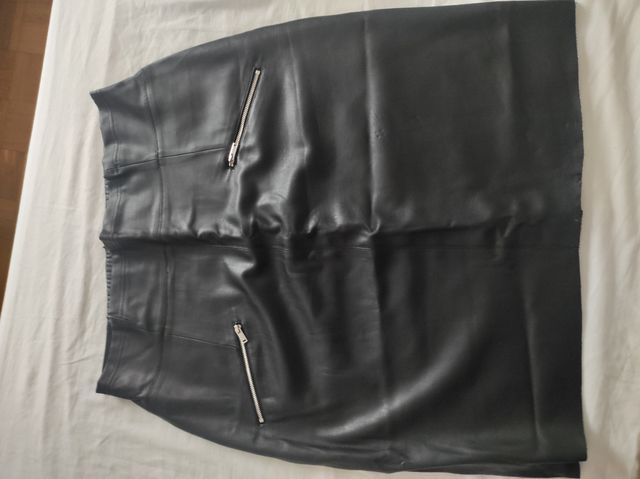 Falda de cuero negra