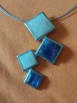 Collar gargantilla con colgantes cuadrados