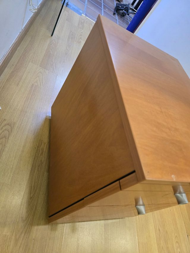 Cajonera de madera con llave