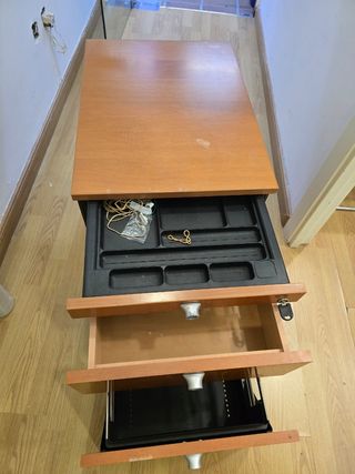 Cajonera de madera con llave