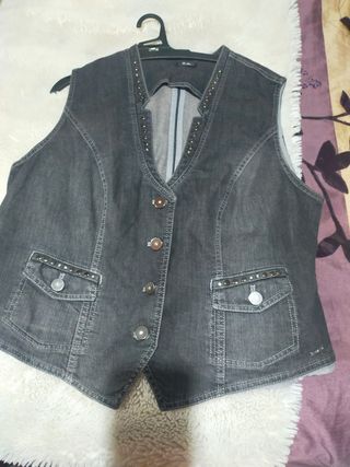 Chaleco vaquero gris con tachuelas