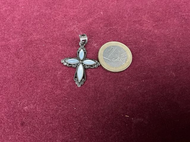 Croce antica in argento con dettagli