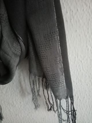 Fular tonos grises y plateado