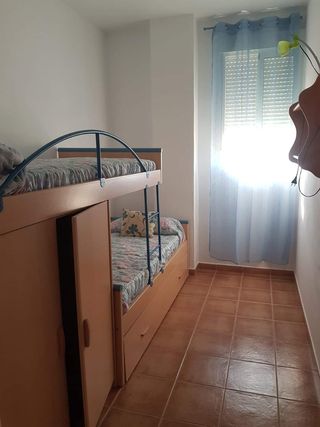Litera de madera con armario.