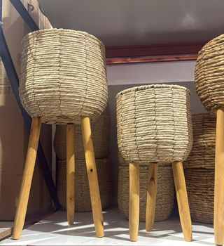 Macetero de mimbre y madera