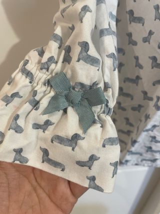 Camisa niña perritos talla 98. 3 años