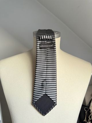 Corbata de rayas grises y blancas