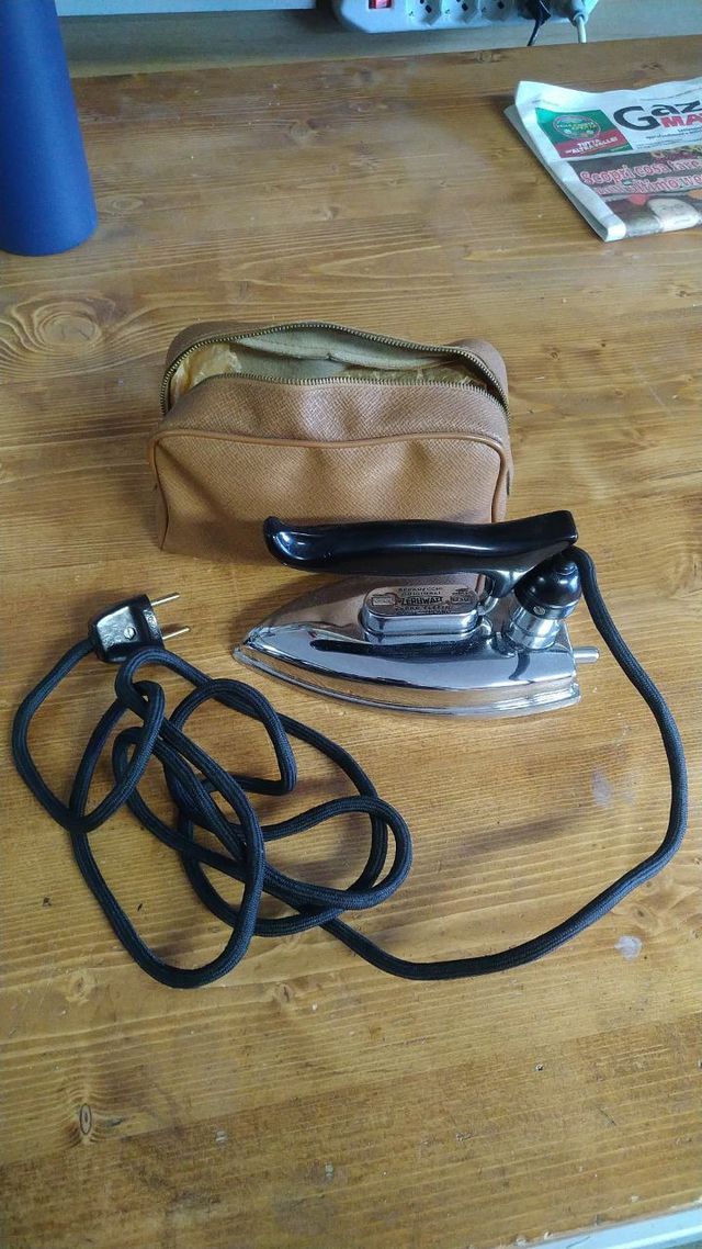 Ferro da stiro vintage Zerowatt anni 50/60 con cus