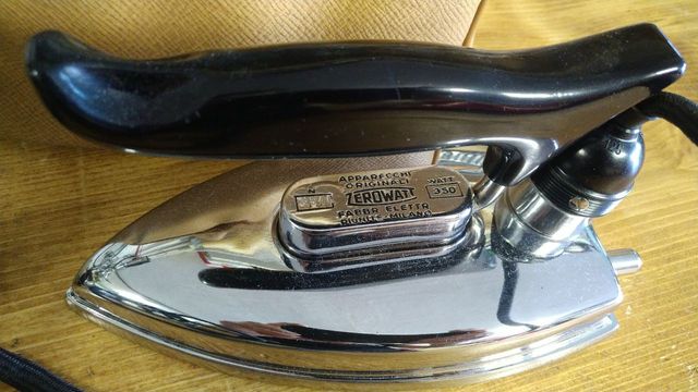 Ferro da stiro vintage Zerowatt anni 50/60 con cus