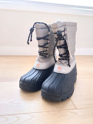 Botas de nieve grises y negras