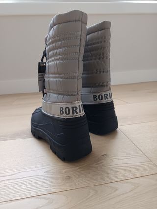 Botas de nieve grises y negras