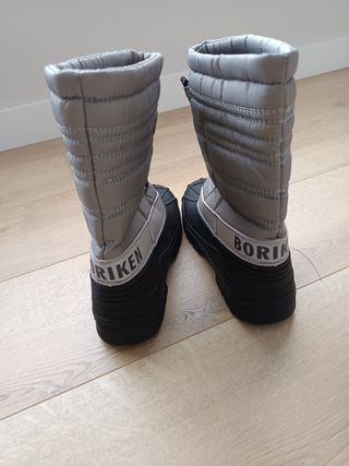 Botas de nieve grises y negras