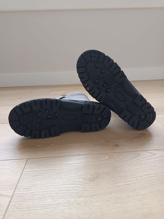 Botas de nieve grises y negras