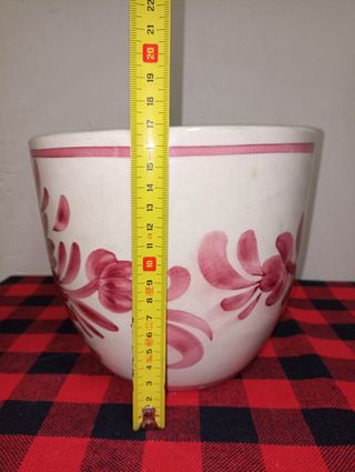 Macetero de cerámica con flor