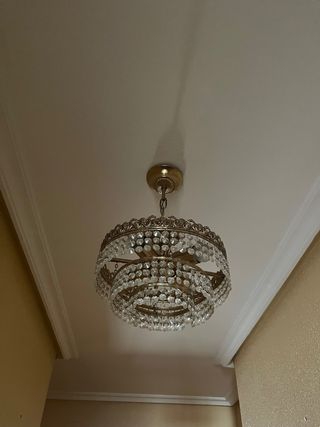 Lámpara colgante de cristal y metal dorado