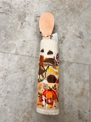 Mestolo legno con asciugapiatti autunnale