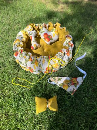 Cama para perros con almohada,juguete bandana etc.