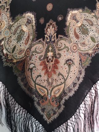 Mantón de lanilla negro y marrón con flecos