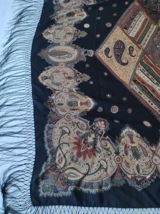 Mantón de lanilla negro y marrón con flecos