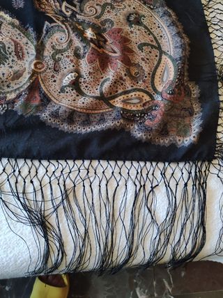 Mantón de lanilla negro y marrón con flecos
