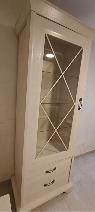 Vitrina de madera y cristal