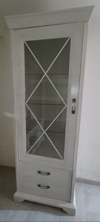 Vitrina de madera y cristal