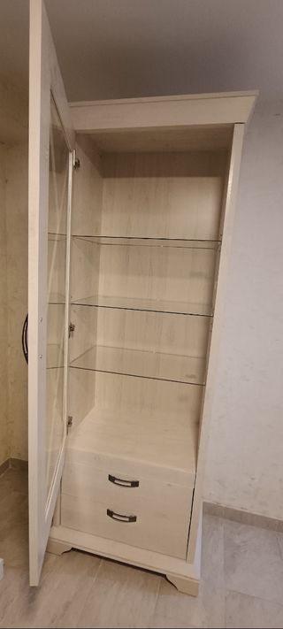 Vitrina de madera y cristal