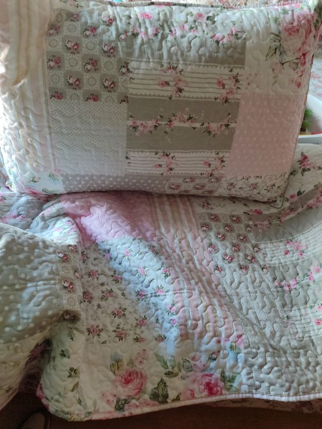 Manta y cojín decorativo floral