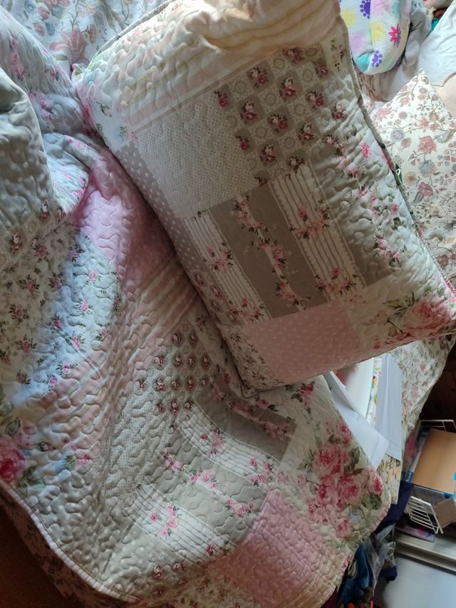 Manta y cojín decorativo floral