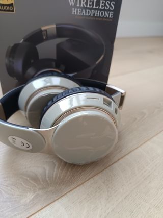 Auriculares Bluetooth color verde y Dorado