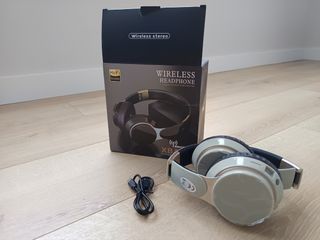 Auriculares Bluetooth color verde y Dorado