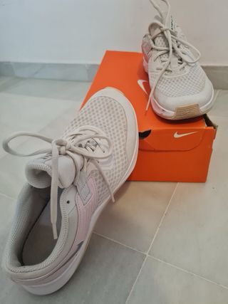 Nike McTrainer Mujer Rosa y Blanco