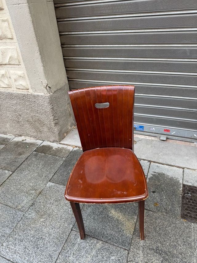 Sillas de madera robustas