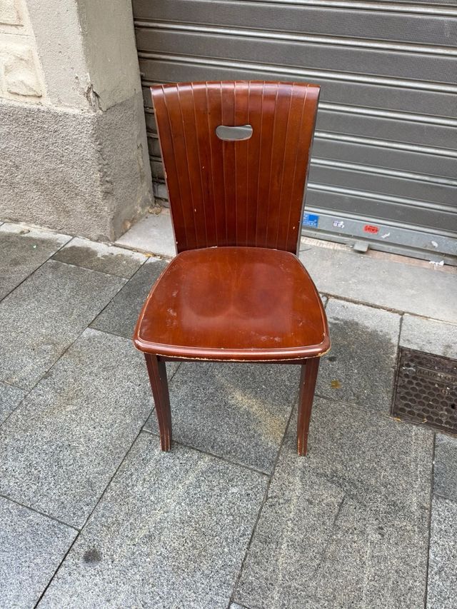 Sillas de madera robustas