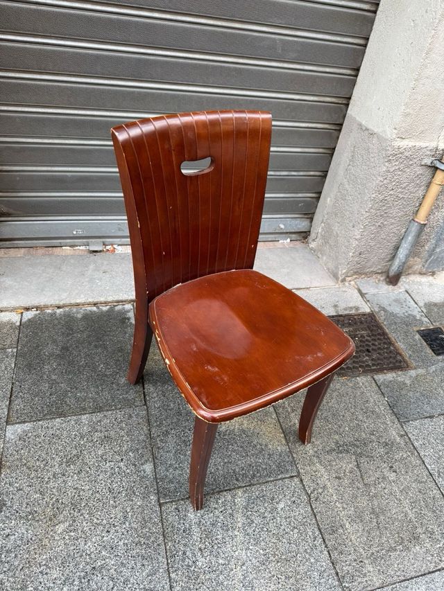 Sillas de madera robustas