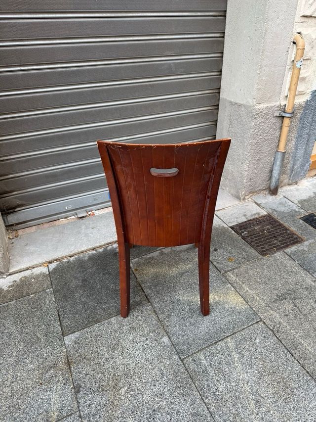 Sillas de madera robustas