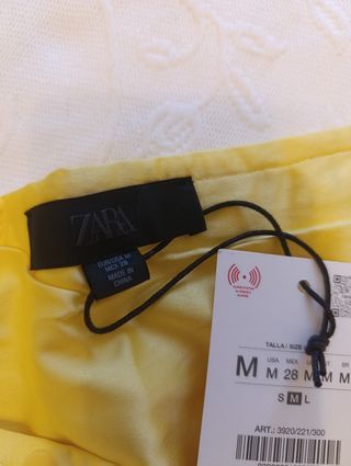 Falda lentejuelas Zara.