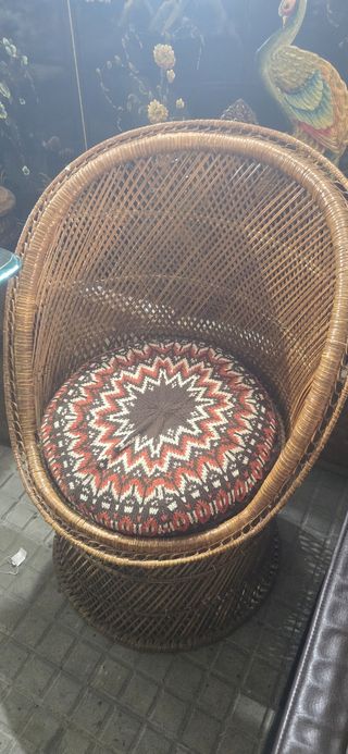 Poltrona tonda in vimini con cuscino