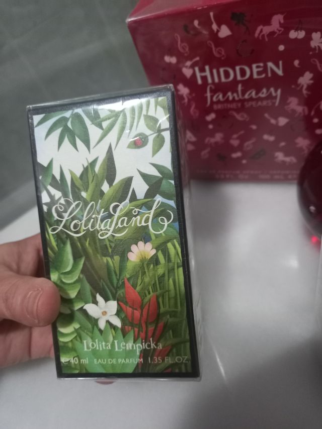 Perfumes variados novos, apenas abertos para foto