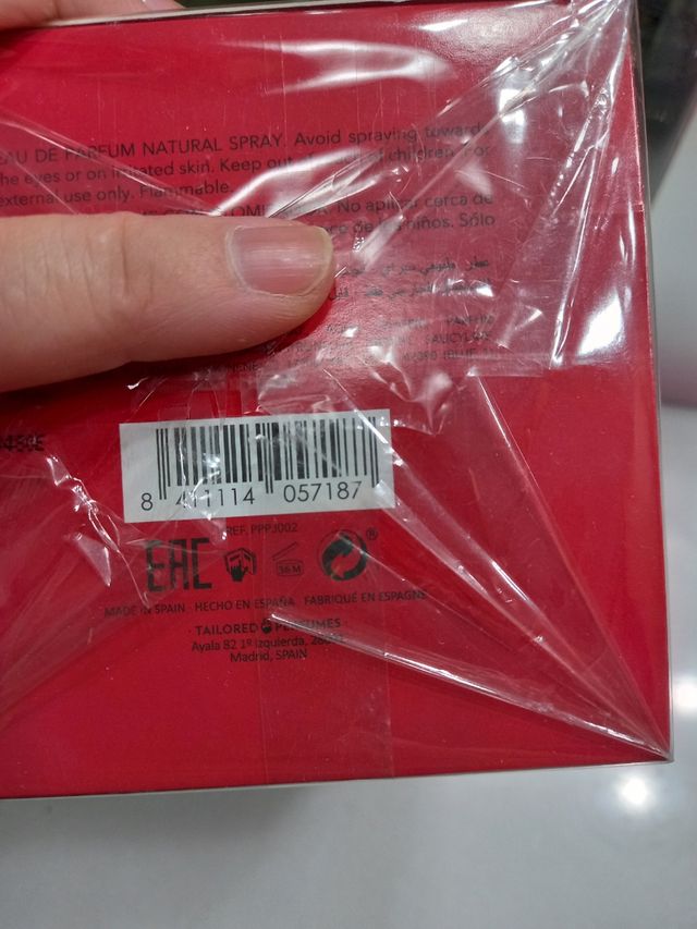 Perfumes variados novos, apenas abertos para foto