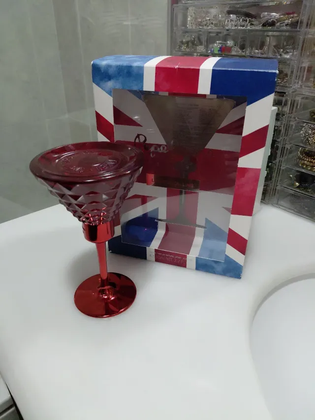 Perfumes variados novos, apenas abertos para foto