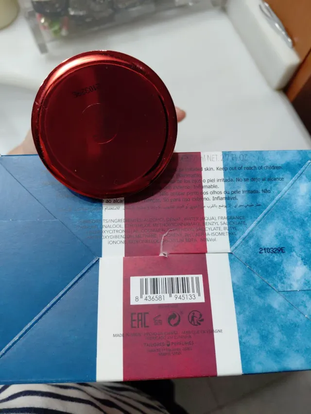 Perfumes variados novos, apenas abertos para foto