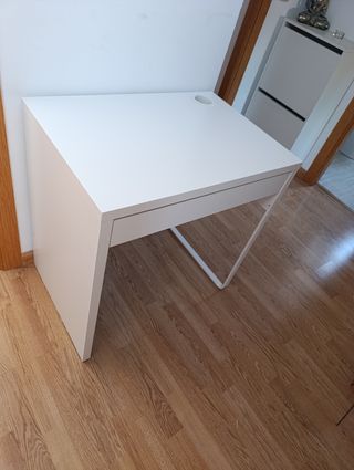 Mesa de estudio blanca